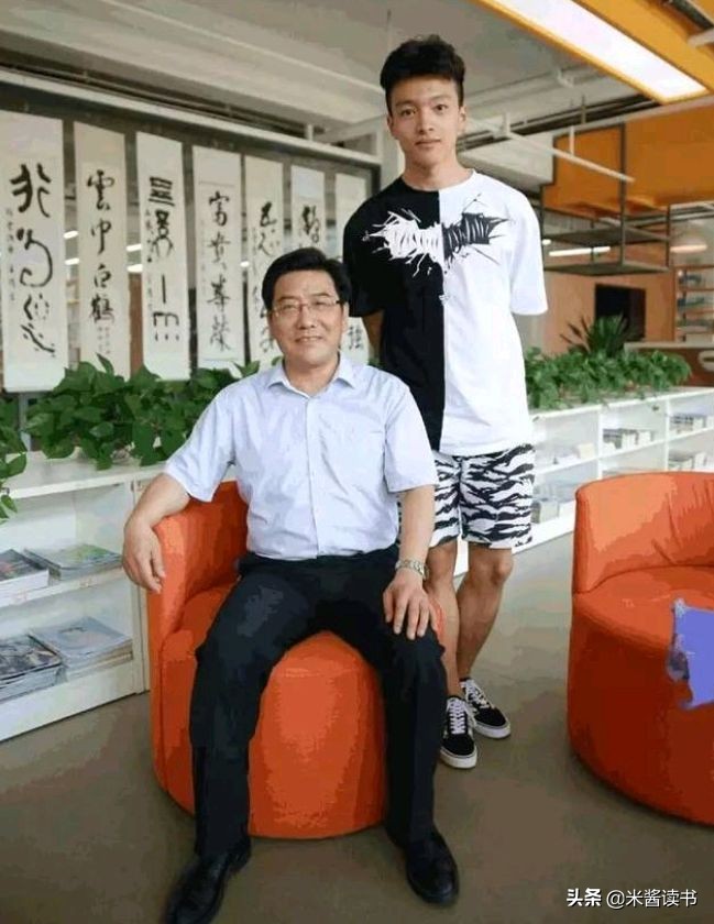 奶奶带大的学霸：高考以696分摘得文科状元，颜值高爱健身