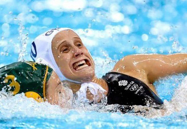 花样游泳?看眼神就看出来了,稳准狠.这是板球比赛么?