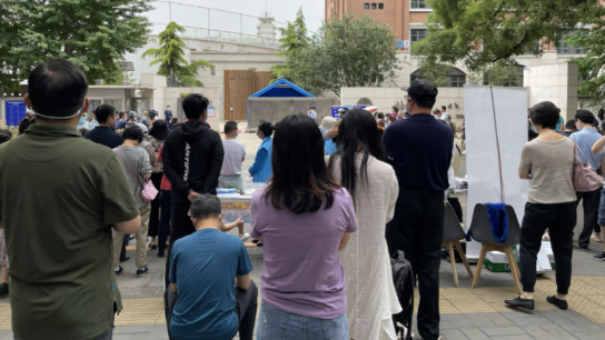 高考奇葩学子享“无上荣誉”，因太紧张被抬走两遭，立下“壮举”