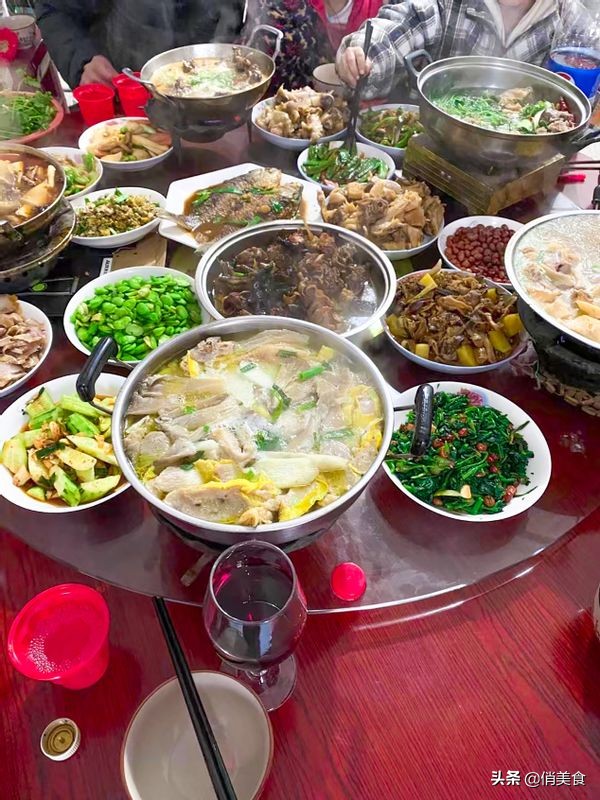 大餐的图片大全(晒晒朋友圈年夜饭,丰盛实惠温馨,网友说最后一桌才是