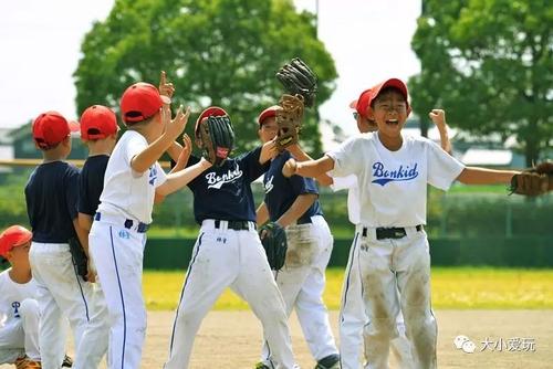 日本人为什么这么爱打棒球(什么是棒球文化？在日本大热的棒球，为何走不进大陆？)