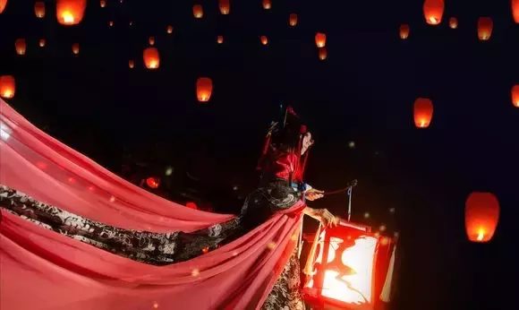 辛弃疾：众里寻他千百度，蓦然回首，那人却在，灯火阑珊处