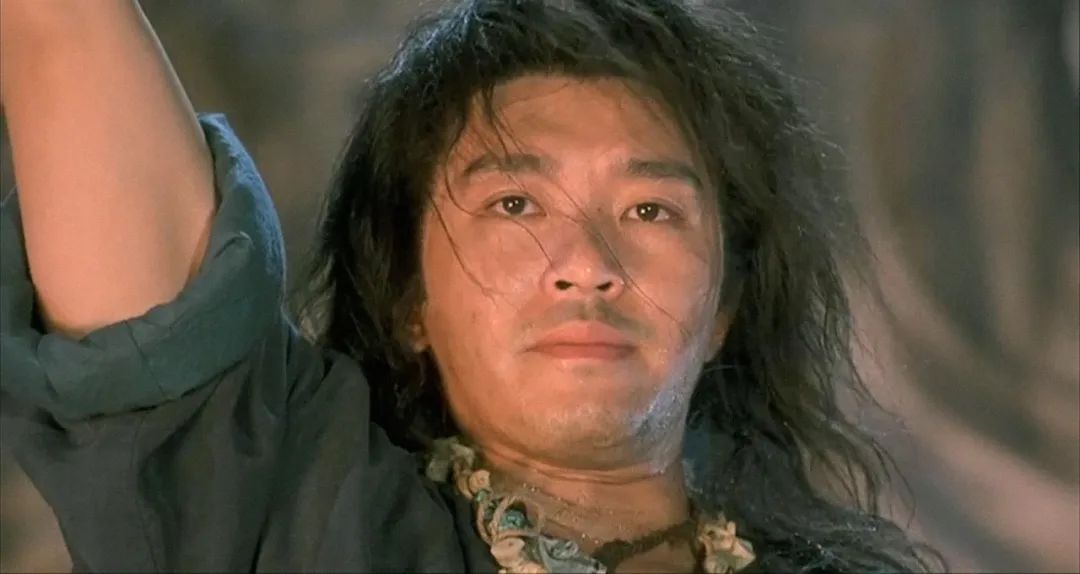 其实,在1978年成龙的成名作《醉拳》中,成龙饰演黄飞鸿,教他醉拳的