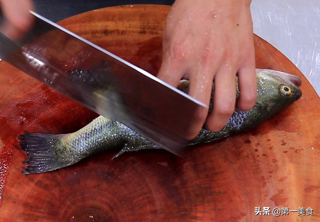 饭店的红烧鲈鱼为啥好吃？原来烹饪有技巧，厨师长分享详细做法