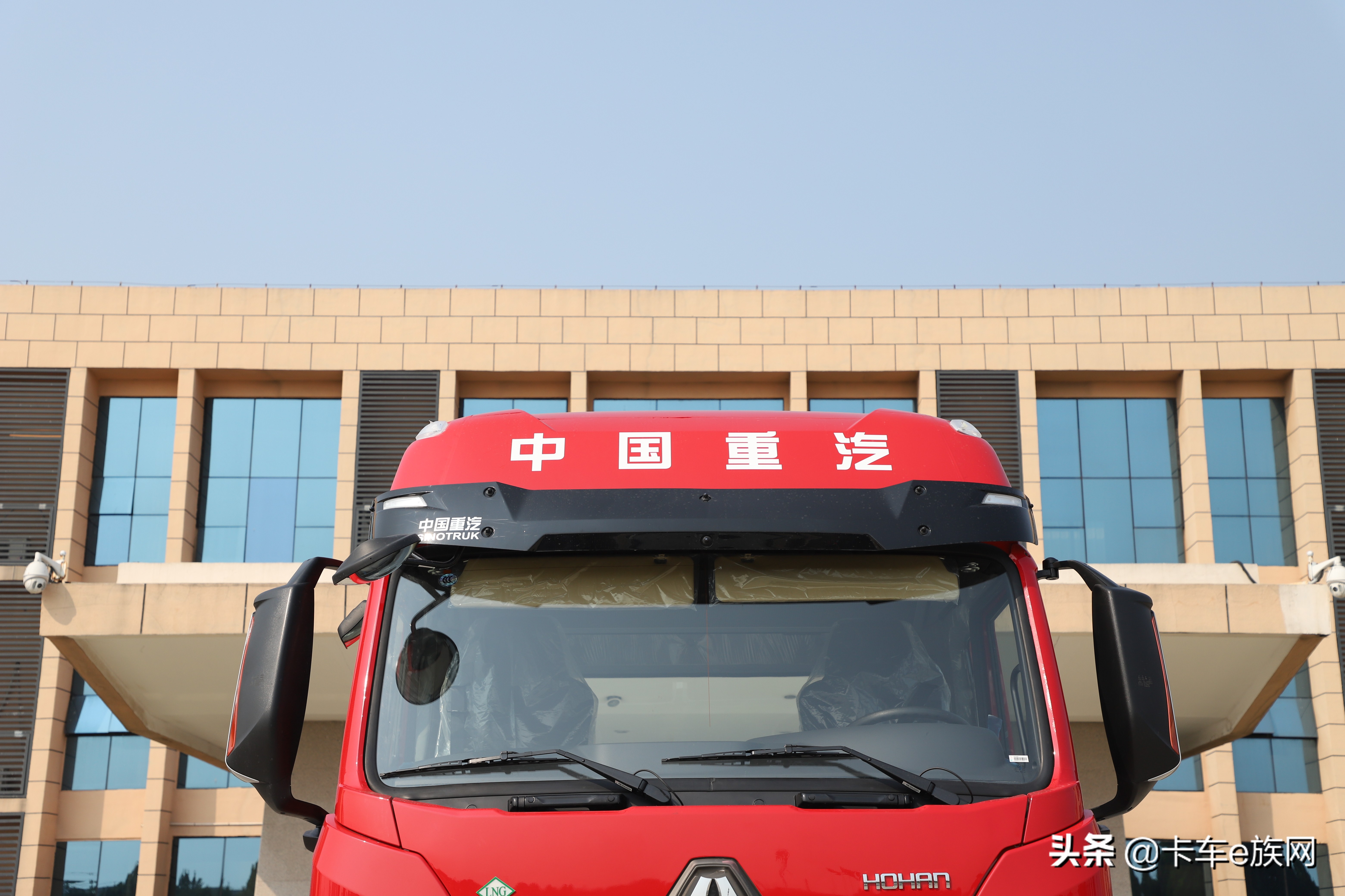 国六牵引车一样不烧尿素,中国重汽豪瀚LNG 6×4牵引车深度评测