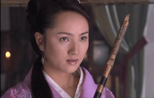 甘宝宝原著中第一个出场的是甘宝宝,外号俏药叉,万劫谷谷主钟万仇之妻