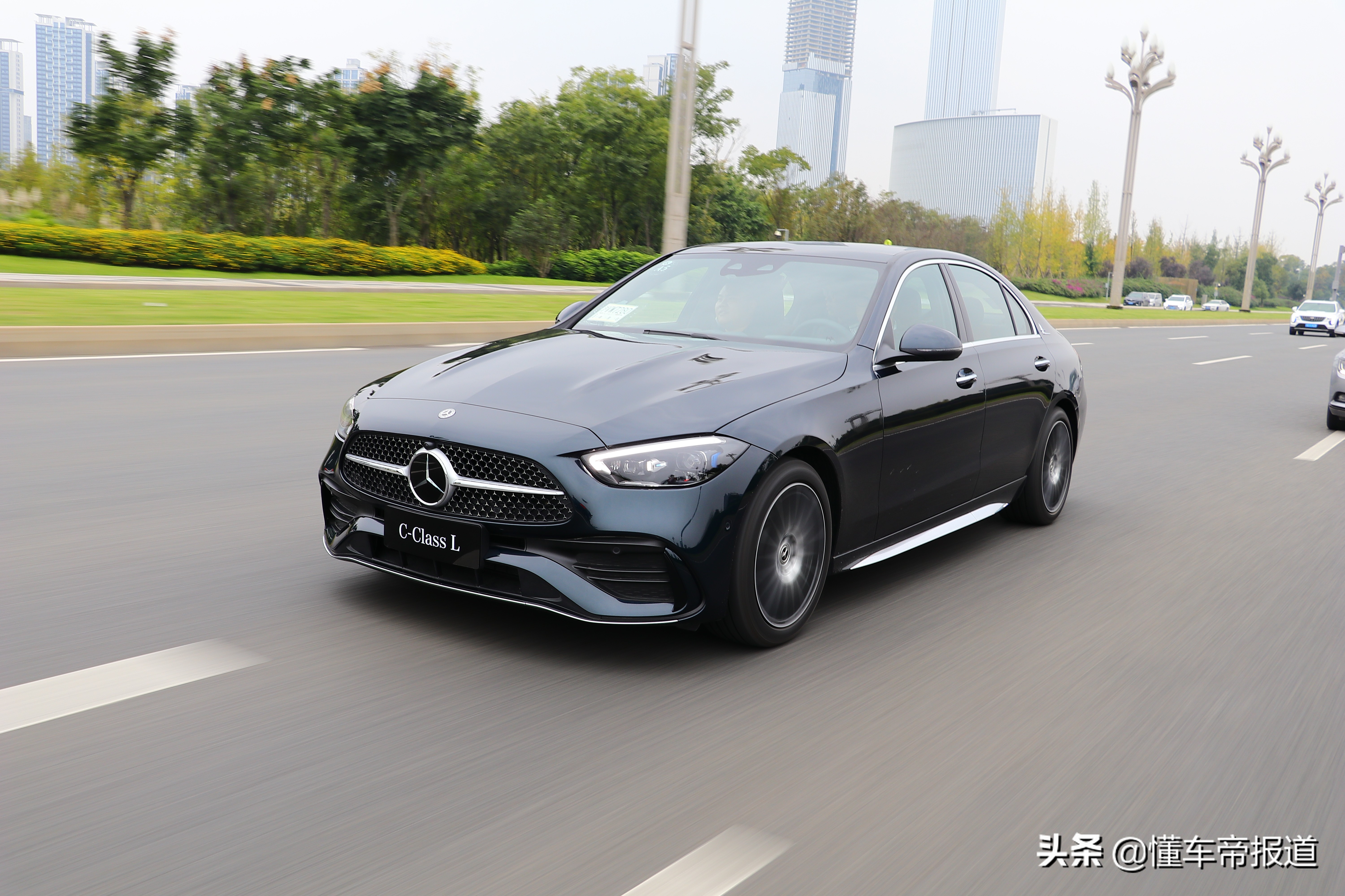 新车｜科技赋能，给生活加“电”！试驾一代奔驰C级
