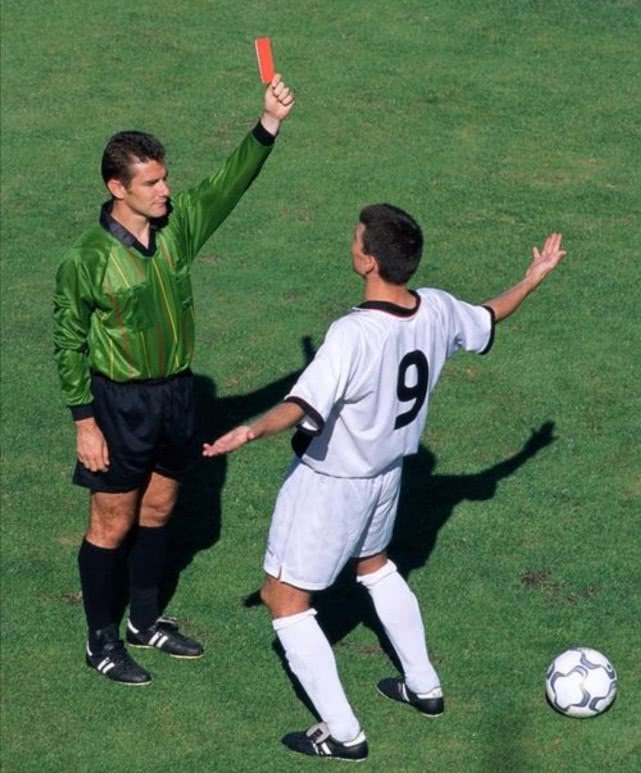 足球吃牌什么意思（足坛关于“吃牌”的三大奇葩纪录！一人比赛刚开始就吃到红牌）