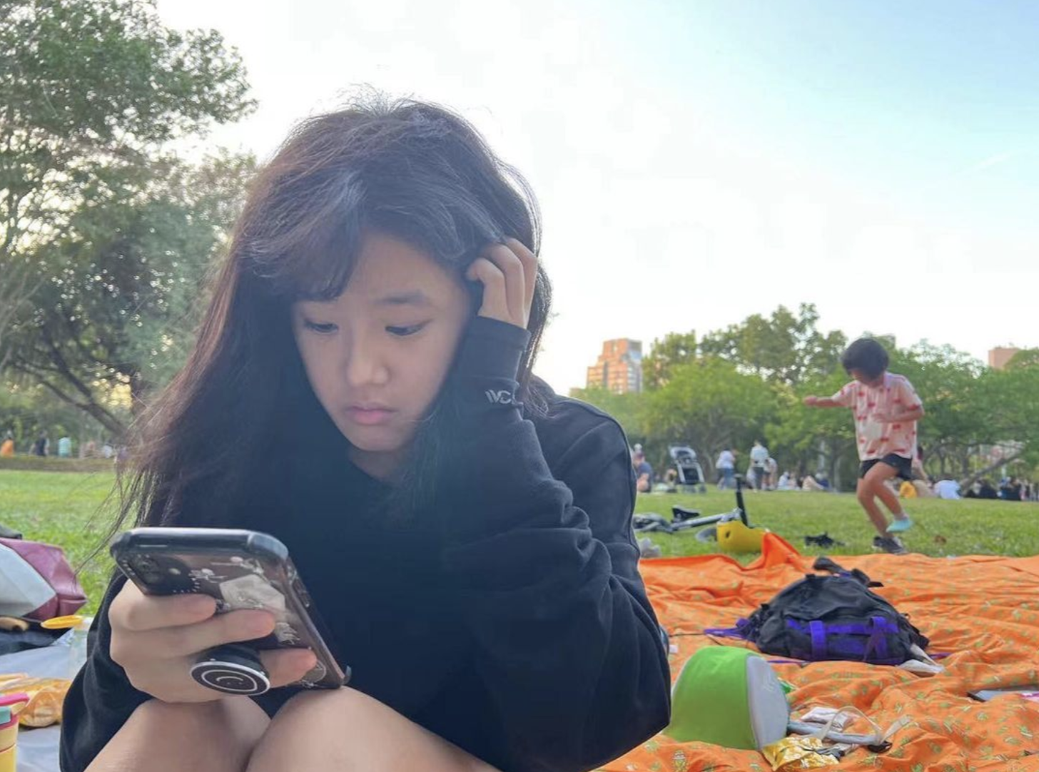 贾静雯晒16岁长女近照，大赞梧桐妹好美好优秀，直呼以她为荣