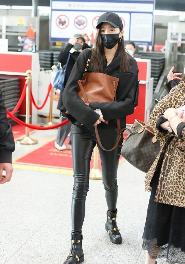 也就关晓彤敢穿紧身皮裤,虽然有点皱,但108cm长腿也太吸睛了