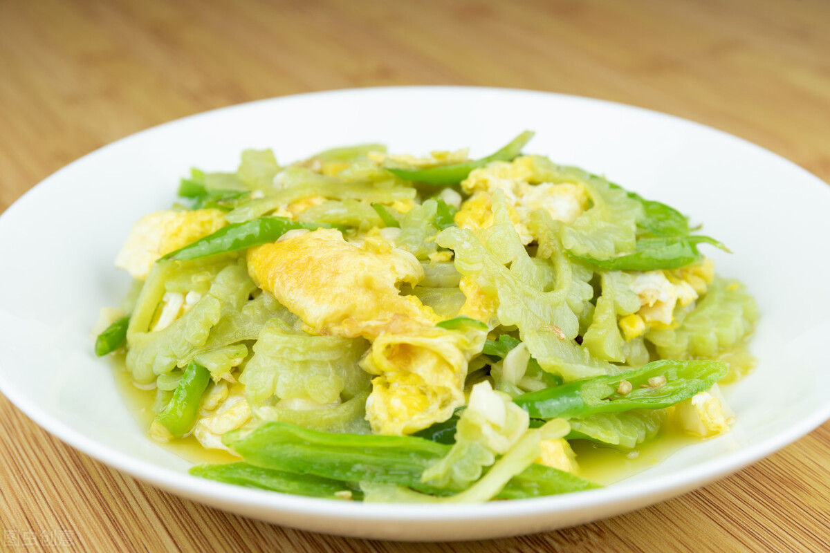 苦瓜炒鸡蛋，几个诀窍要牢记，鸡蛋滑嫩细腻，苦瓜清香爽口没苦味