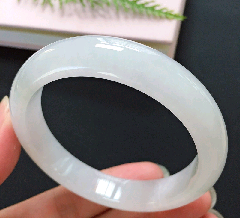 行家解密:白色糯种翡翠手镯一般多少钱?(碧玉和翡翠有什么区别) 第4张