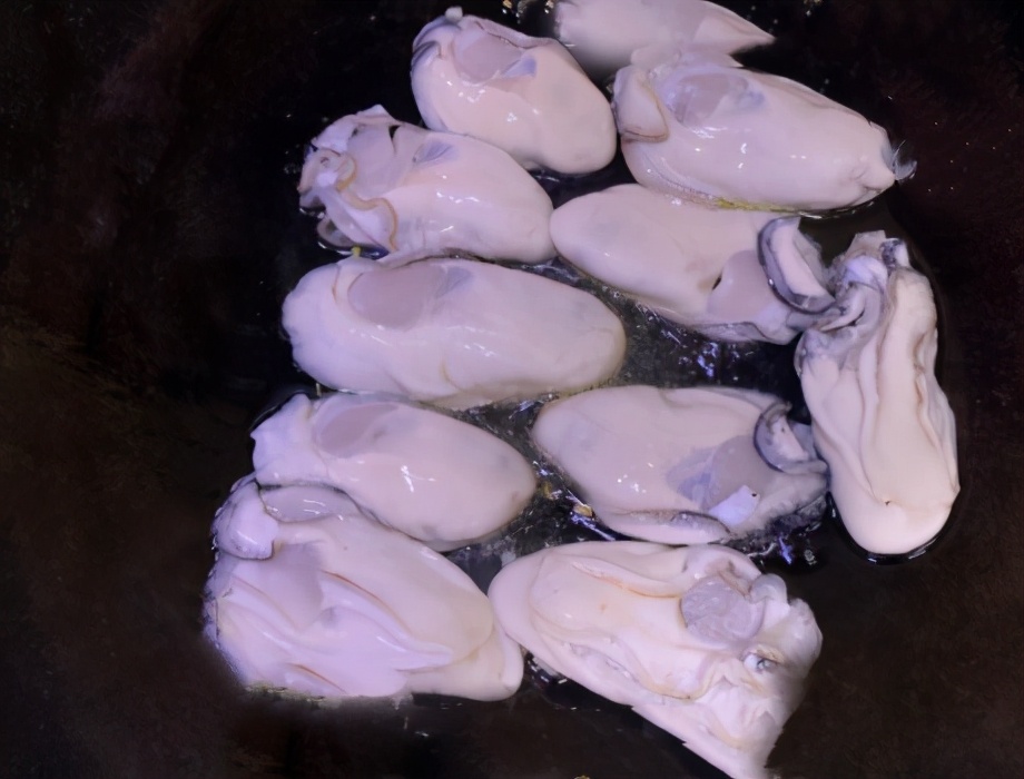 生蚝直接用清水洗？难怪洗不干净，多加1个小技巧，轻松去黏液