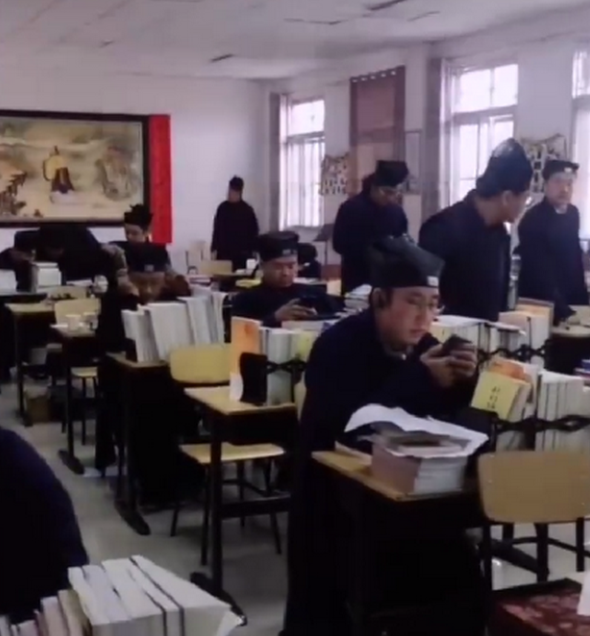 道教学院学生穿道袍上课，武术音律样样学，网友：御剑飞行学吗