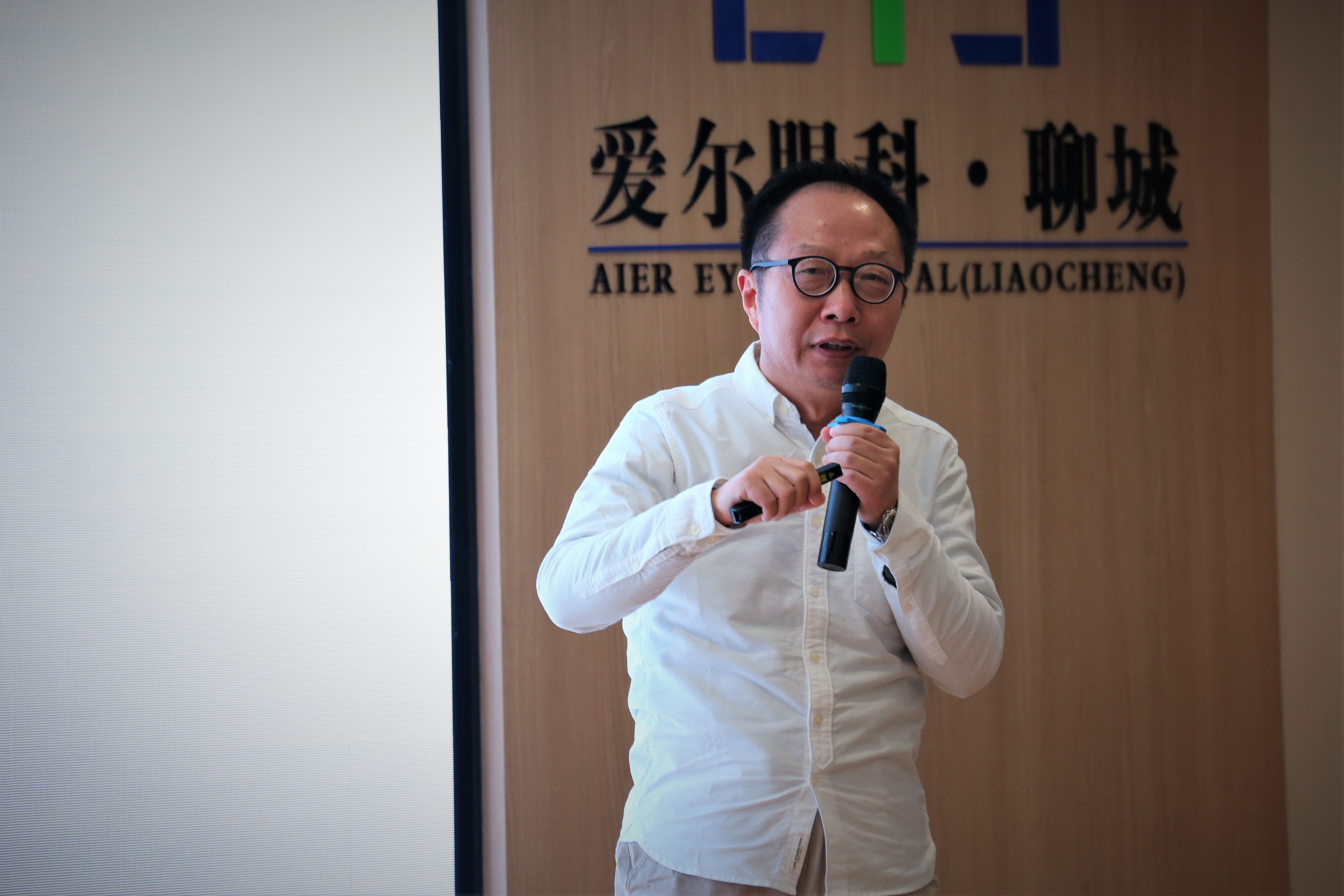 听大咖讲课，看罗胖直播：聊城读书会组织140名网友知识跨年