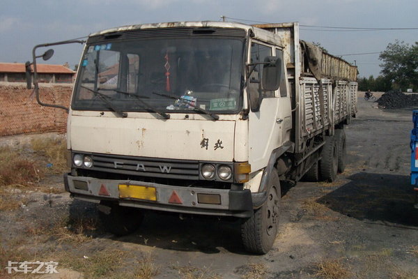 走进平头车时代 柴油成为卡车主动力解放第三代产品最大的特点是车型