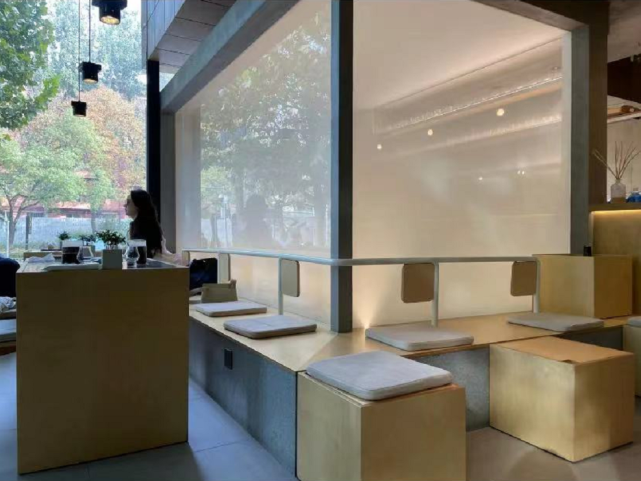 杜江夫妇喝下午茶被偶遇，霍思燕又胖了，双下巴愈发抢镜