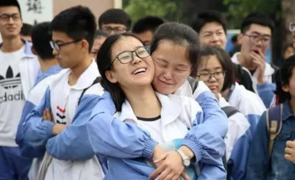 重庆高考考生659分，却因父母行为无校可上，泪洒当场只能复读