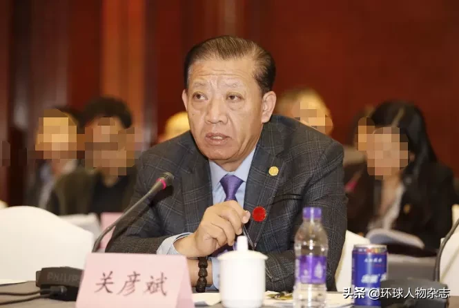 6个孩子3个妈,亿万富豪出轨杀妻,律师称其有精神病,这出争产大战太激烈了
