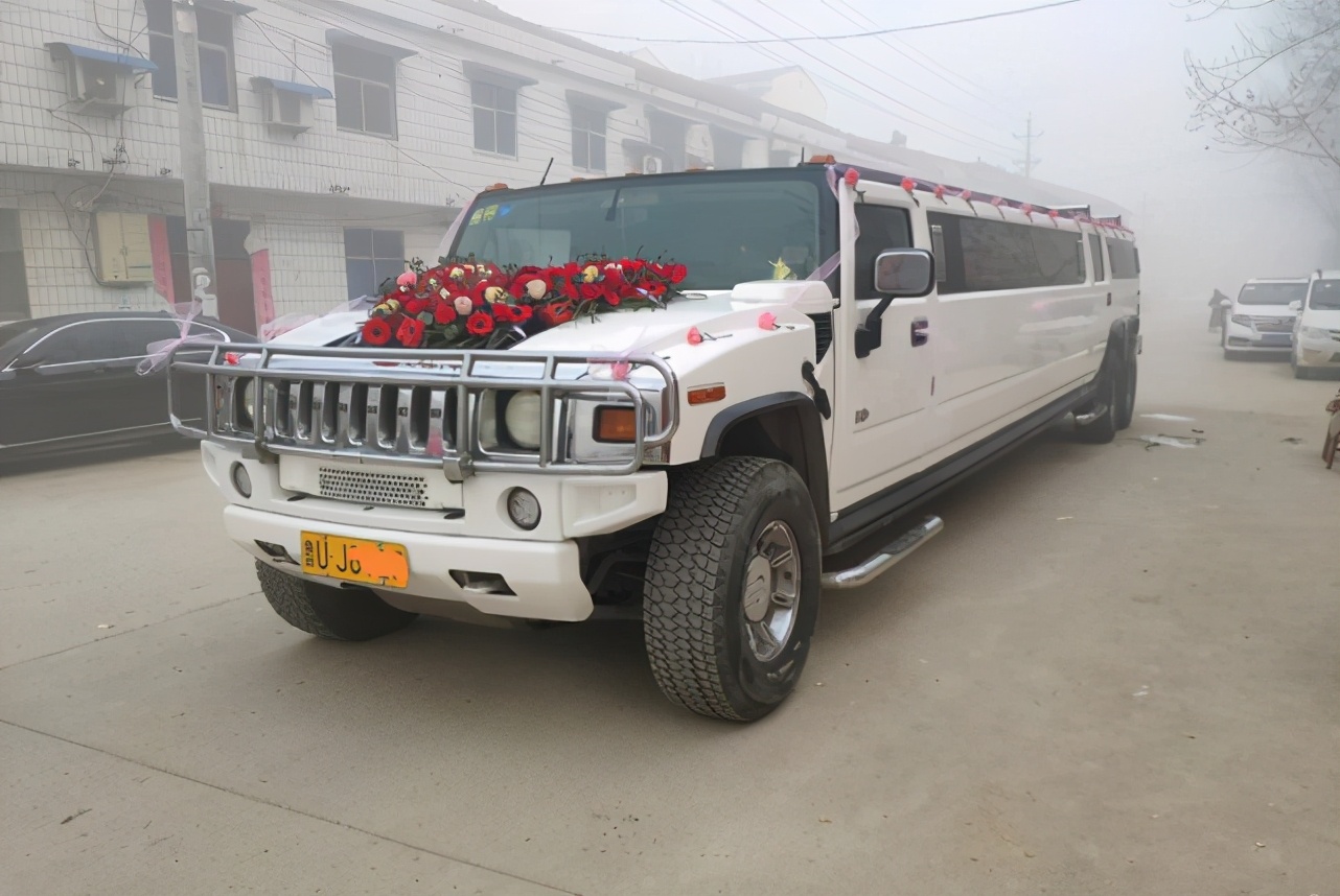 花150万买两辆悍马h2加长,办婚庆公司,生意很好然而却入不敷出