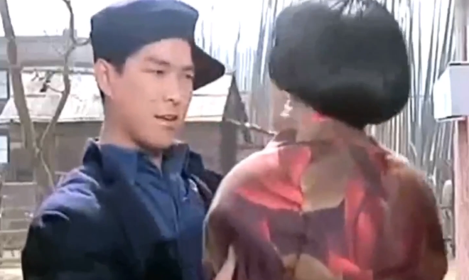 《富贵列车》幕后：元彪贡献银幕初吻，200人赴泰国拍火车戏