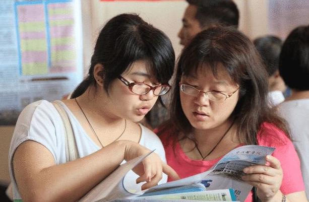 高考生成绩300分被本科录取，通知书拿在手里，学生却笑不出来