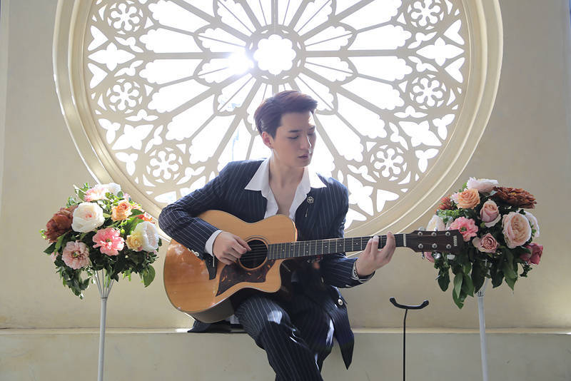 男朋友给他拍美美的照片~有自己乐队的老王唱跳俱佳,弹吉他也不在话下