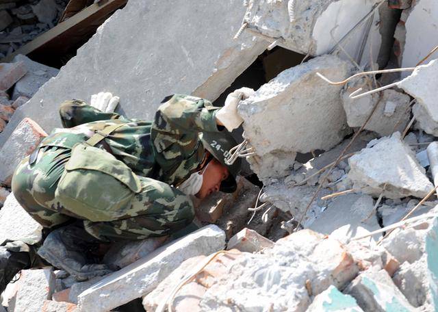 5.12汶川地震救灾英雄：那个“跪地哭喊再救一个”的19岁消防战士