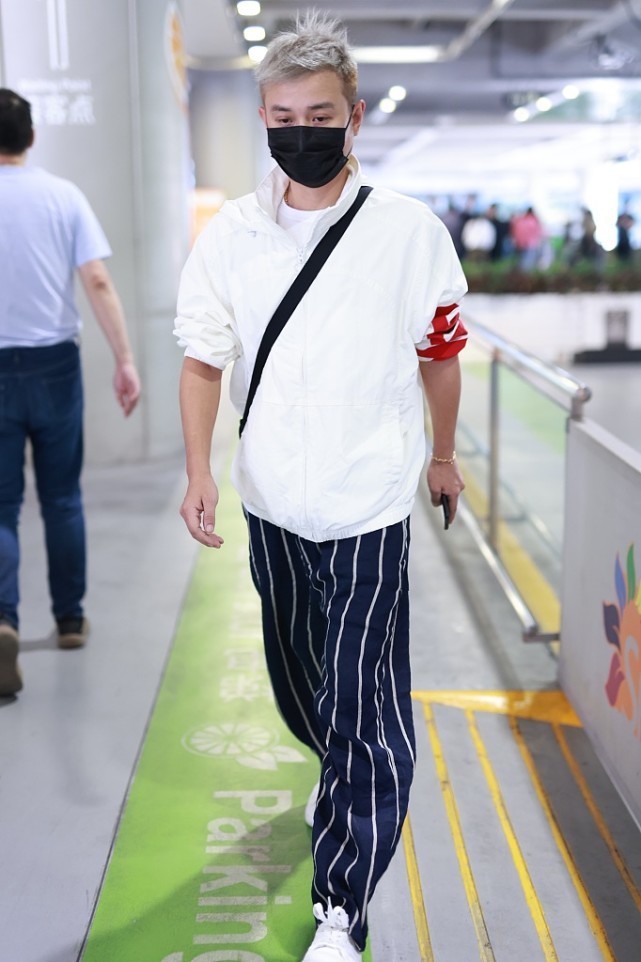 文章大胆染‘奶奶灰’发色，穿搭造型真够随意的，凌乱懒散接地气
