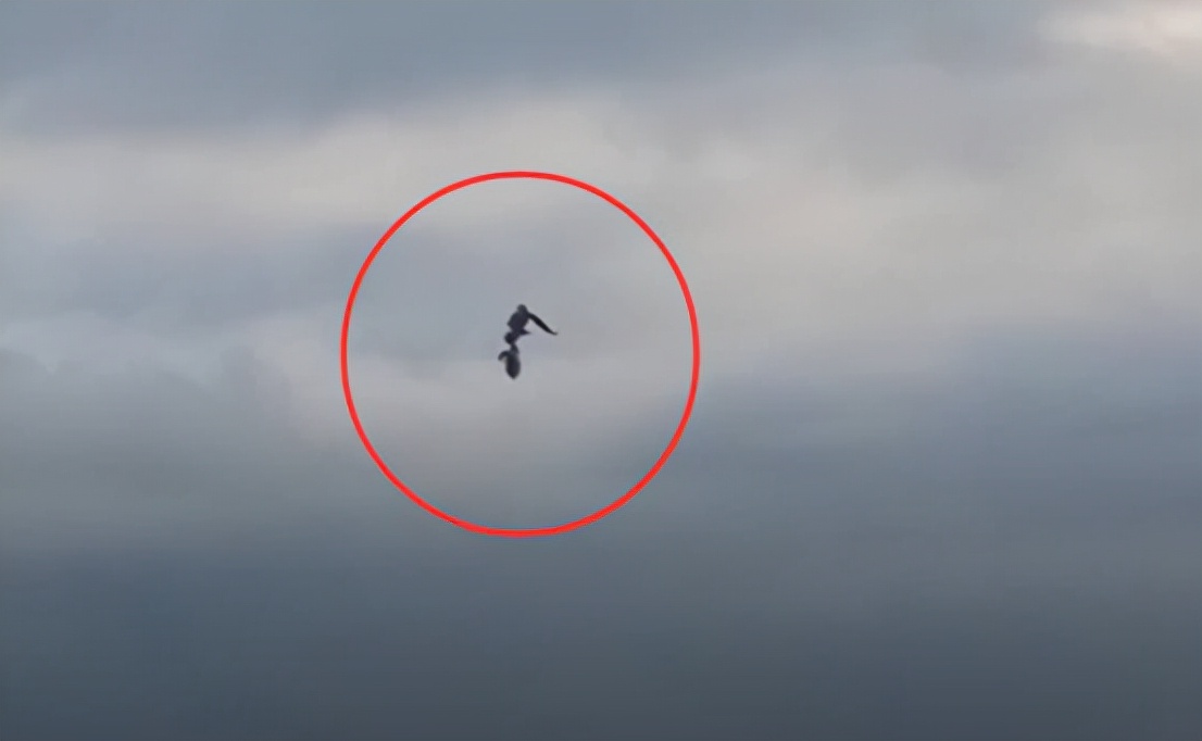 未知生物出没？伦敦上空出现不明飞行物，看起来像个人。