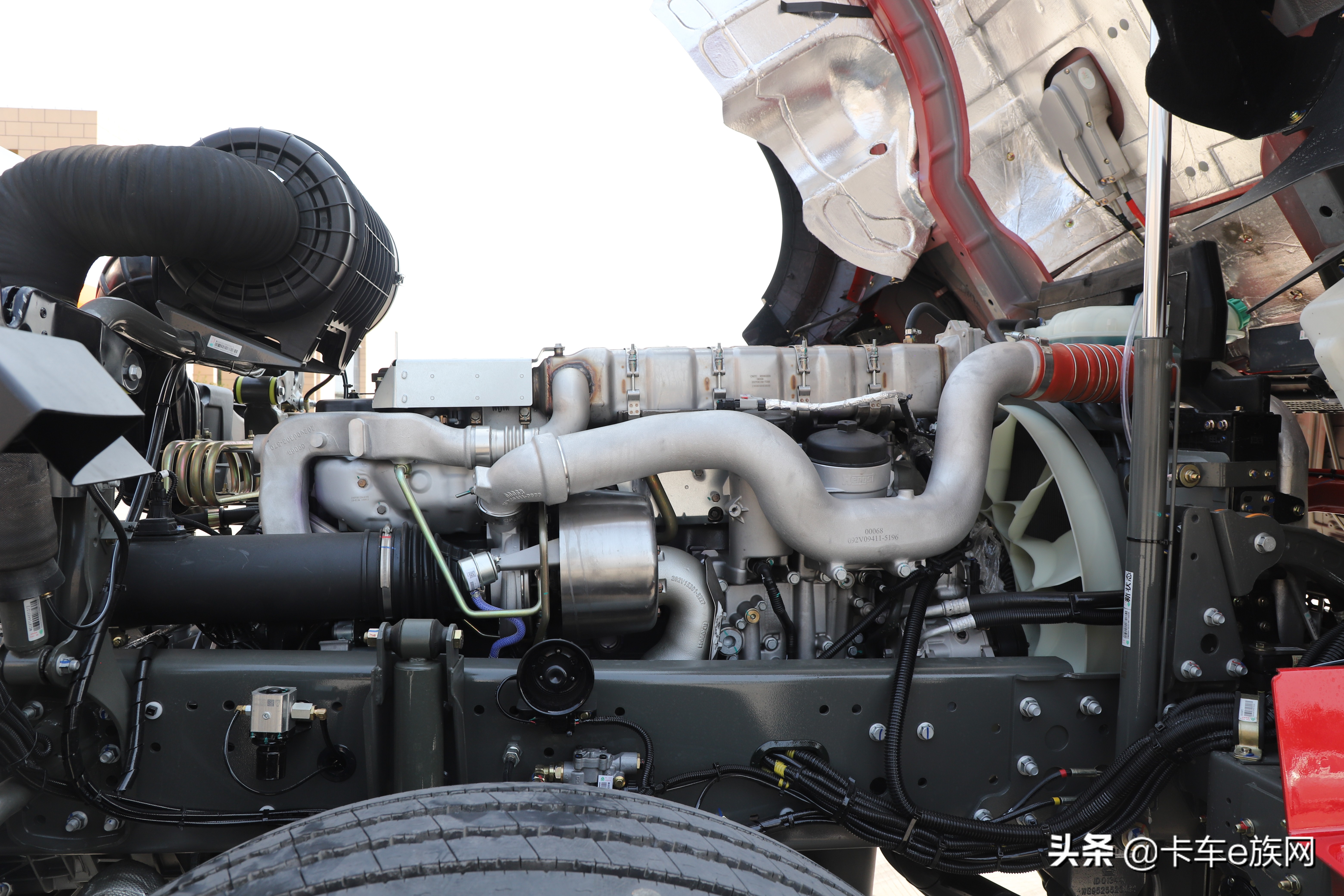 国六牵引车一样不烧尿素,中国重汽豪瀚LNG 6×4牵引车深度评测
