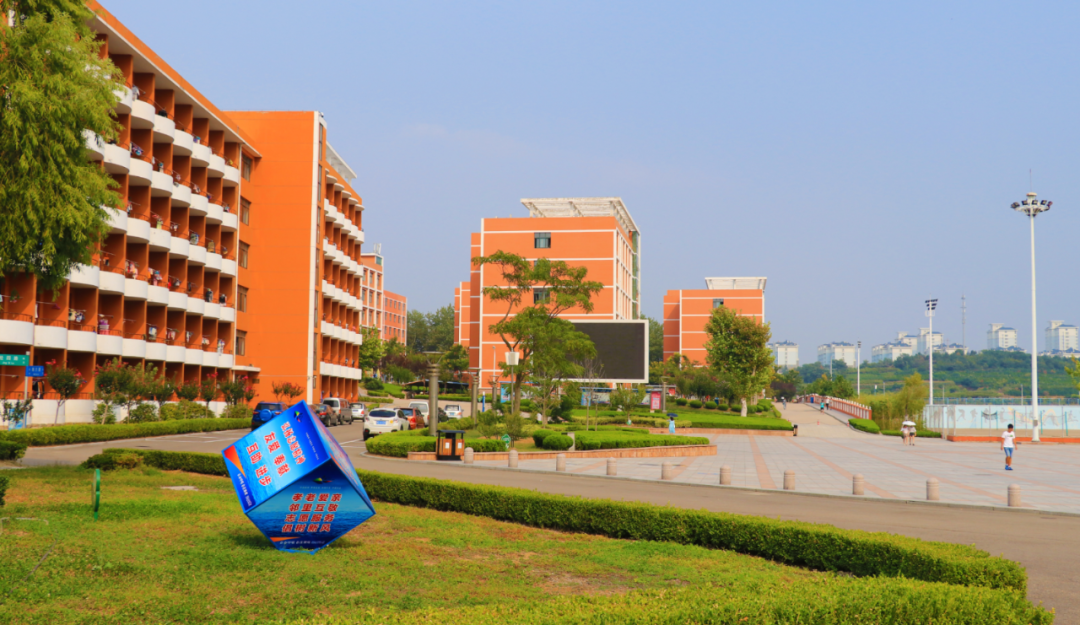 来荣成读大学：在蓝天碧海间绽放最美青春