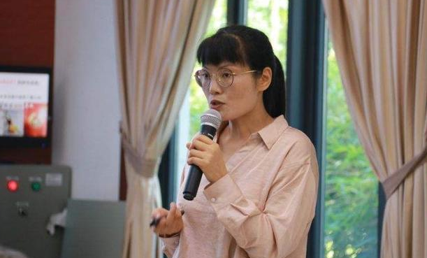 美女教师熊芳芳：6次跳槽终成一代名师，从乡村小学一路拼到深圳