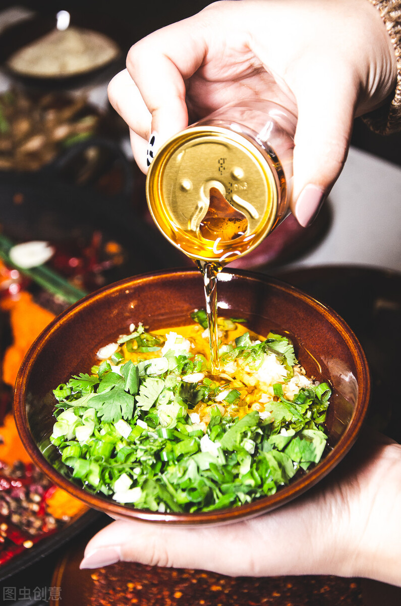 火锅油碟是什么(打油碟的作用和油碟搭配技巧)