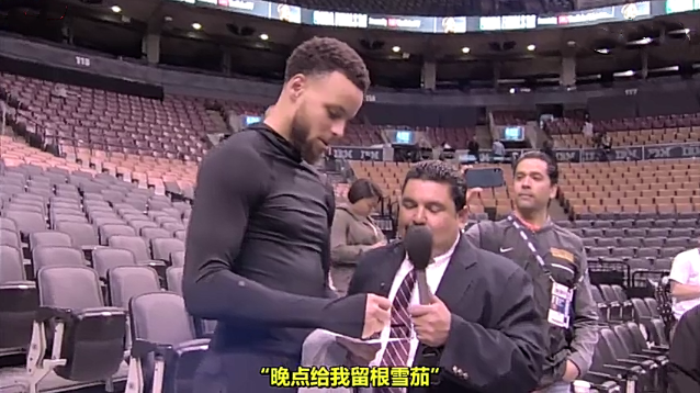 庫里脫口秀采訪（NBA總決賽爆笑采訪：庫里為詹皇簽名，一問題讓勇士眾將面紅耳赤）