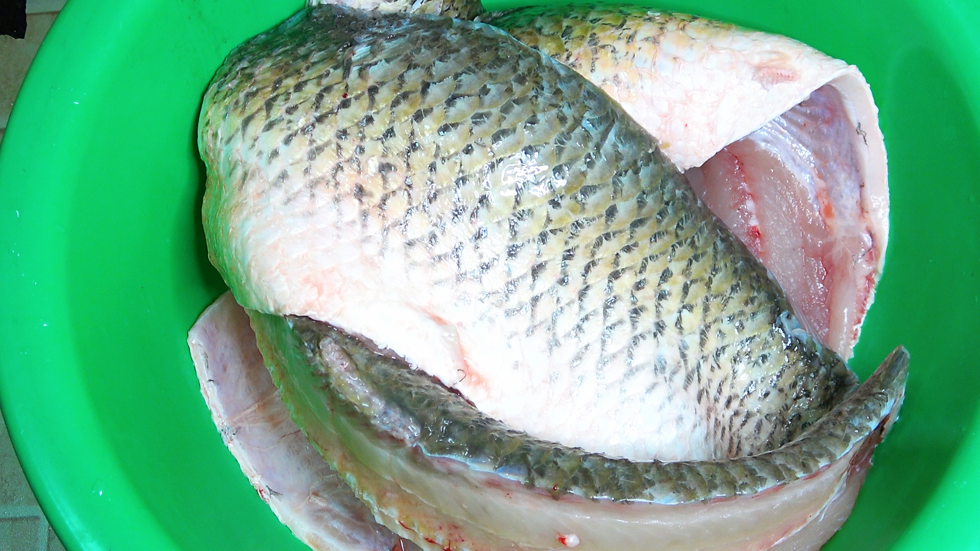 腊鱼和新鲜的鱼是完全不同的风味,而且只有冬天才能做腊味,所以每年我