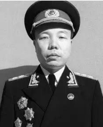 “雷公爷”刘亚楼顶撞毛泽东，毛主席却说：他说了算吧，我管不了