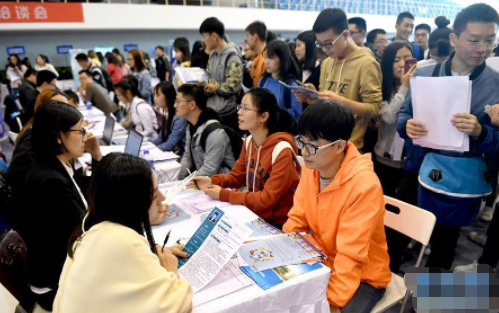 儿子高考430分，家长摆30桌升学宴庆祝，亲戚三本大学有啥好显摆