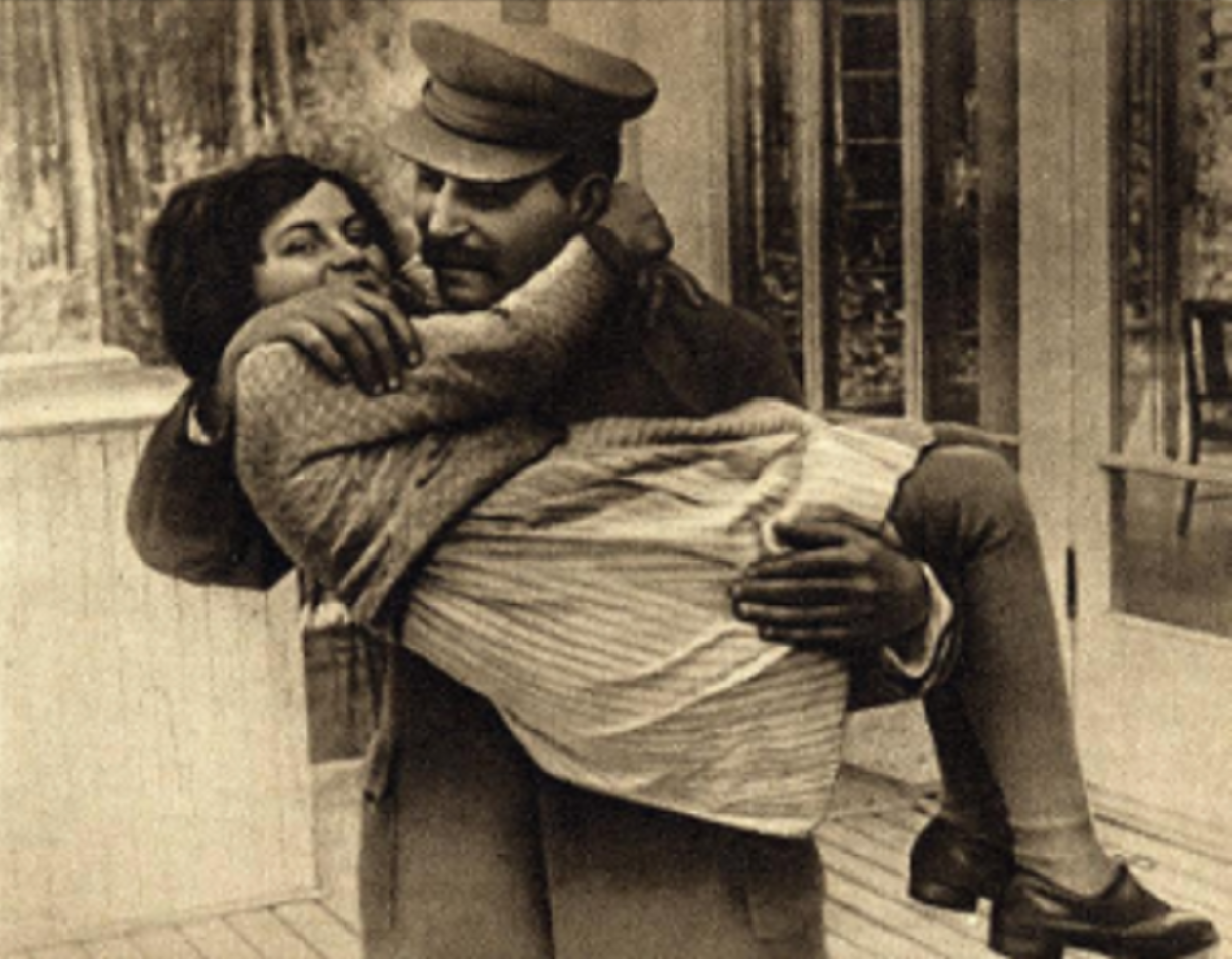 斯大林死后，他唯一的女儿叛逃美国，控诉道：父亲毁了我的生活