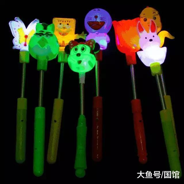 “夺命玩具”入侵校园：孩子一碰就触电，你的孩子可能正在使用