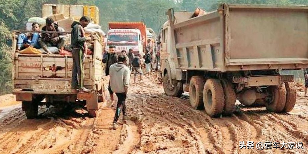 汽车陷入泥地打滑怎么办？这4个技巧用好了效果堪比四驱