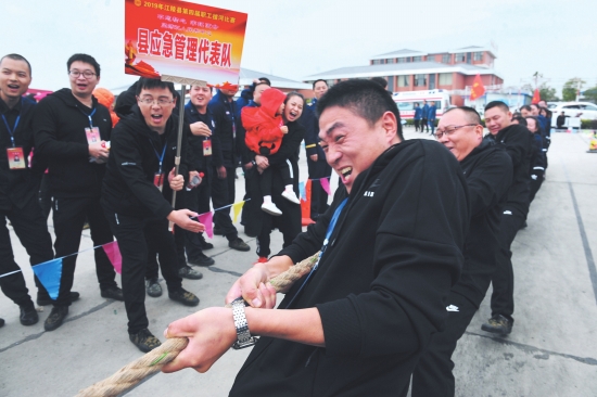 世界杯拔河比赛人数(江陵第四届职工拔河比赛开赛 参赛人数达2000余人)