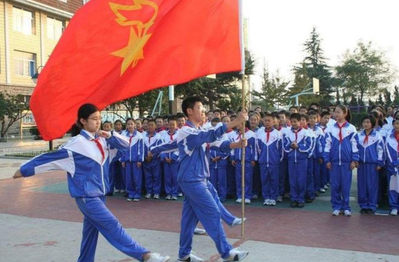 为什么“贵族学校”女生校服是裙子，普通学校是裤子？原因很现实