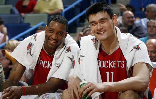 姚明为什么没拿nba冠军(姚明当年为何拒绝湖人，拒绝总冠军？忠诚之外还有这三点原因)