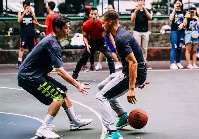今年nba球衣為什么火爆（科比和庫里的球鞋銷量加起來都不如詹姆斯，為何球衣銷量卻更好？）