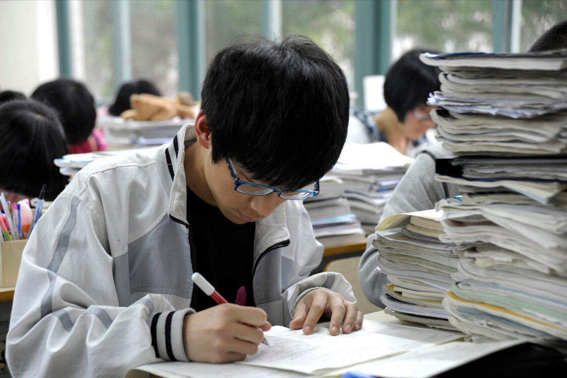 高考考生要求“更换”答题卡，遭监考老师拒绝，痛哭半小时也无用