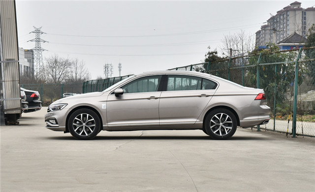 外观沉稳大气，后排空间宽敞，实拍体验大众迈腾330TSI DSG 领先型
