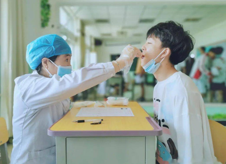 有学生主动“裸检”，有人偷戴近视镜，高考体检出现名场面