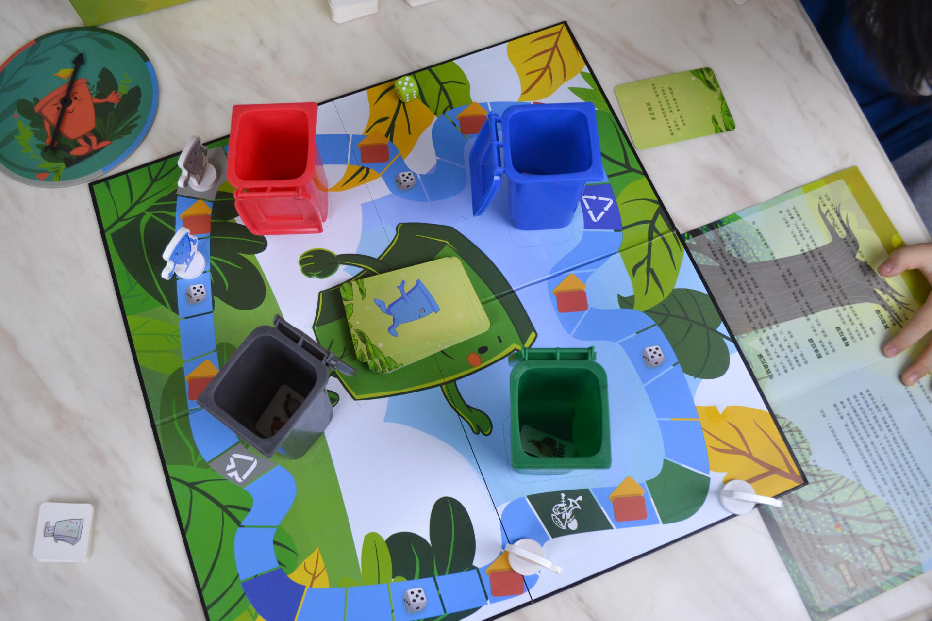 垃圾分类全家学，“棋乐融融”人人夸，来一局困惑的垃圾桶游戏吧