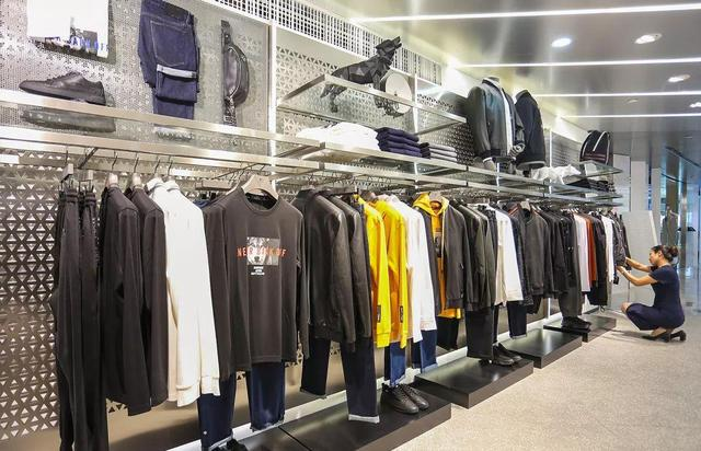 曾是国内第一男装，被电商搅黄，关店2000家，库存积压28000件